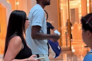 伦德伯格女友tacarra穿着勇士夏联球衣，他俩看起来太有爱了！